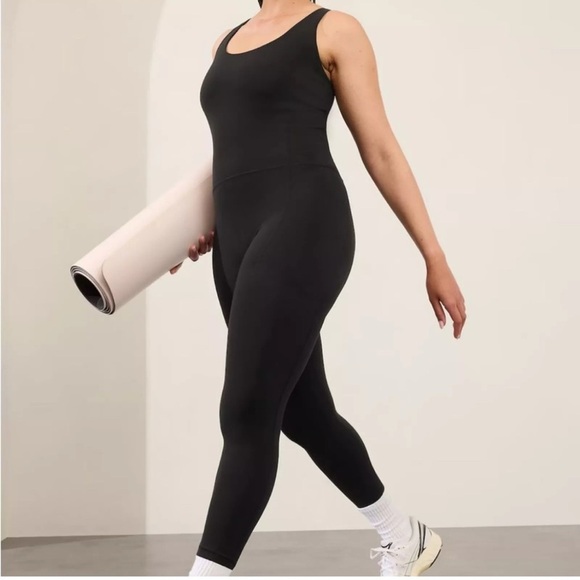 NWT! Athleta Black Salutation Bodysuit Stash Pockets Built In Padded Bra Size L - Picture 1 of 11